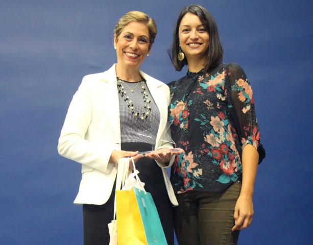 Célia Neto Pereira da Rosa, homenageada da Escola de Engenharias, recebeu o prêmio das mãos da professora e coordenadora do curso de Engenharia Civil do UniBrasil, Adriana Regina Tozzi