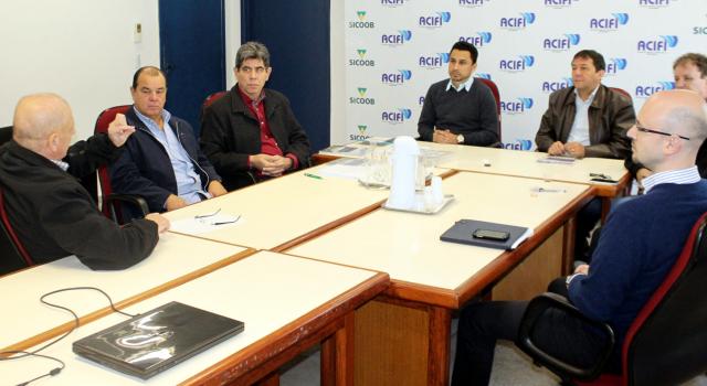 Reunião na ACIFI debate pedágio no Paraná