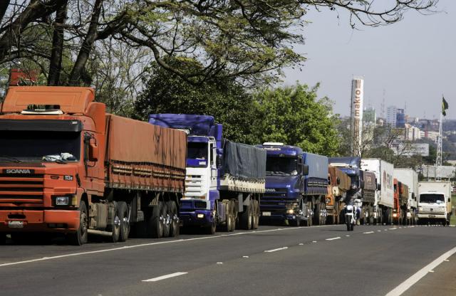 Caminhões parados refletem em prejuízos e demissões no transporte, logística e comércio exterior - Foto: Kiko Sierich